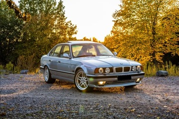 Pełny przedni zderzak M Sport Look do BMW E34 87-96 ze światłami przeciwmgi