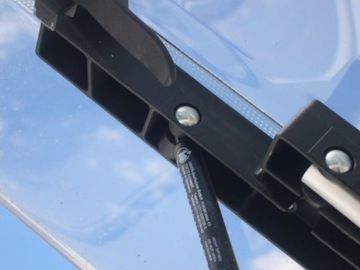 Монтаж привода оконного замка Dometic Heki