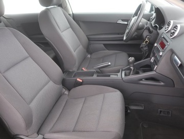 Audi A3 8P Hatchback 3d 1.6 102KM 2010 Audi A3 1.6, Klima, Klimatronic, zdjęcie 8