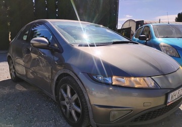 Honda Civic VIII Hatchback 3d 2.2 i-CTDi 140KM 2007 Honda Civic 2007r, 2.2 CDTI. Delikatnie przetarty prawy bok. Jezdzi. 2.2, zdjęcie 1