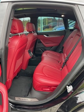 Maserati Levante 3.0 V6 GDI 350KM 2017 Maserati Levante 3.0 benz 349KM 2017r czarny- czerwone wnętrze Stan idealny, zdjęcie 18