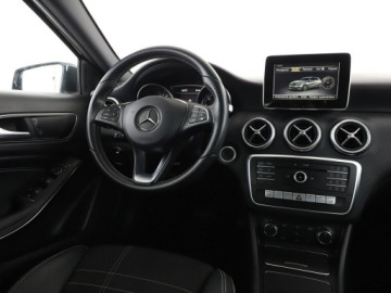 Mercedes Klasa A W176 Hatchback 5d Facelifting 200 156KM 2016 Mercedes A 200 156KM automat navi półskóra PDC, zdjęcie 15