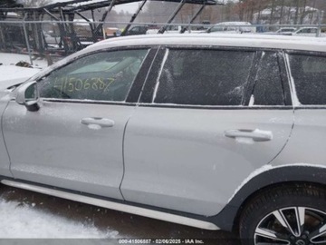 Volvo V60 II  2023 Volvo V60 Cross Country B5 Ultimate 2023 2.0l 2.0 Benzyna 247KM, zdjęcie 2