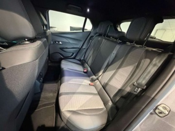 Peugeot 2008 II e-SUV Elektryczny 50kWh 136KM 2023 Peugeot 2008 e-2008 Allure Pack Salon PL Leasing 101,8 Po serwisie, zdjęcie 17