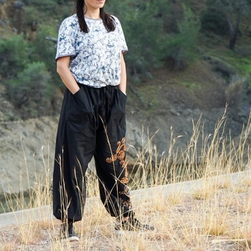 Индийские брюки, туфли-лодочки с вышивкой Agra.