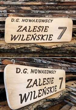 номер дома, табличка с названием улицы, надписи на дереве.