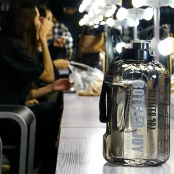 БОЛЬШАЯ БУТЫЛКА ДЛЯ ТРЕНИРОВКИ ВОДА БЕЗ BPA 1,5 Л СПОРТИВНЫЙ ЗАЛ