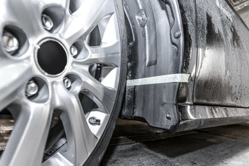 Moje Auto чернит пластик и резину.