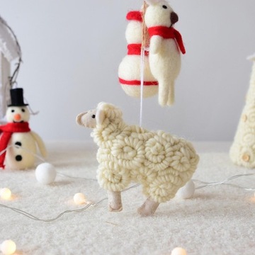 Рождественские украшения из войлока с овцами. Поделки. Красивый очаровательный кулон в виде рождественской елки.