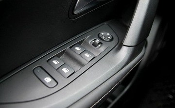 Peugeot 2008 II SUV Facelifting 1.2 PureTech 130KM 2024 Peugeot 2008 PureTech 130 Allure SS EAT8 2024 Polift SalonPLGwarancja od, zdjęcie 18