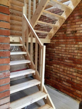 Деревянная лестница - большая посадка