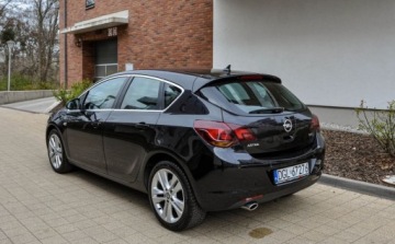 Opel Astra J Hatchback 5d 2.0 CDTI ECOTEC 160KM 2009 Opel Astra 2,0CDTI (160KM) Automat Skory 2.0 Diesel 160KM, zdjęcie 2