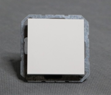 Выключатель одинарный белый VILMA QUADRUM