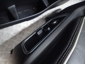 RAM 1500 V 19R< СИДЕНЬЯ, СИДЕНЬЯ, КОЖАНЫЕ СТОРОНЫ