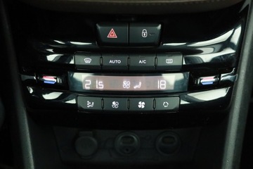 Peugeot 208 I Hatchback 5d 1.4 HDI 68KM 2013 Peugeot 208 1.4 HDI, Navi, Klima, Klimatronic, zdjęcie 11