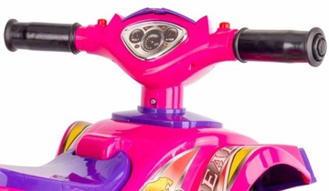 Четырехместный розовый аттракцион для годовалого ребенка.