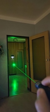 Лазерная указка с зеленой точкой