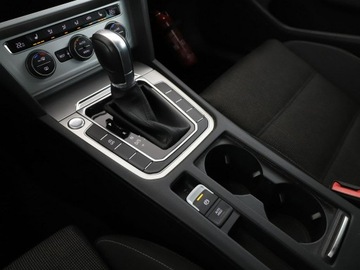 Volkswagen Passat B8 Variant 1.4 TSI BlueMotion Technology ACT 150KM 2017 Volkswagen Passat DSG navi kamera i czujniki, zdjęcie 26