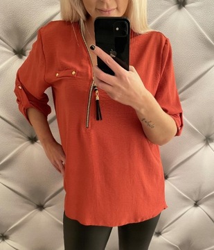 B772 ОДНОКЛОННАЯ БЛУЗКА СО СВЕТЛО-КРАСНЫМ V-образным вырезом, размер 56