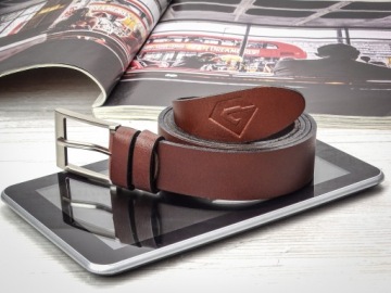 Металлическая серебряная пряжка.