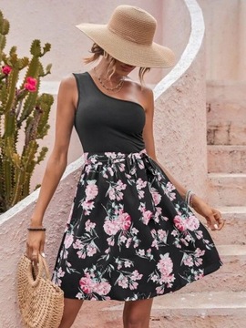 Sukienka mini czarna w kwiaty róże na jedno ramię
