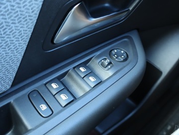 Citroen C4 III SUV 1.2 PureTech 130KM 2021 Citroen C4 1.2 PureTech, Salon Polska, zdjęcie 12