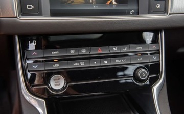 Jaguar XF II Sedan 2.0 i4D 180KM 2016 Jaguar XF XF 2.0D 180KM Full Pano LEdy Skora Camera Navi Full ASO 2.0, zdjęcie 22