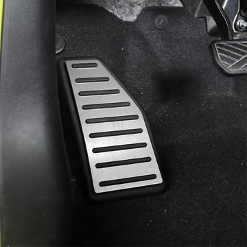 PEDÁL VOZIDLOVÝ PRO JIMNY JB64 JB74 2010-2020 LEVÝ STUPAČKA DEKORATIVNÍ