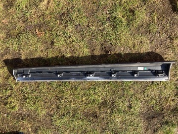 LIŠTA DVEŘE LEVÝ PŘEDNÍ SKODA ENYAQ 5LA854939A PĚKNÝ