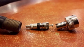 Ключ для клапанов в камерах тележек, затягивание и ослабление клапанов