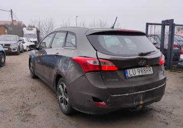 Hyundai i30 II 2015 Hyundai i30 2015r. 1.6 CRDI. Uszkodzony tyl i lekko lewy przod. Jezdzi., zdjęcie 2