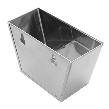 Металлическая, прочная, настенная открывалка для бутылок с ручкой и контейнером для хранения, серебристого цвета.