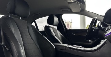 Mercedes Klasa E W213 Limuzyna 2.0 220d 194KM 2020 Mercedes-Benz Klasa E E220 4matic Od dealera Kamera cofania LED Martwe Pole, zdjęcie 22