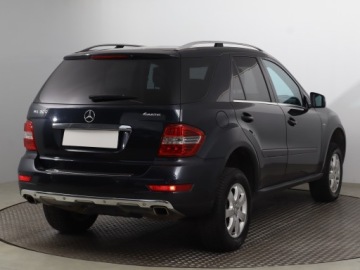 Mercedes Klasa M W164 Off-roader Facelifting 3.0 V6 (300 CDI BlueEFFICIENCY) 204KM 2010 Mercedes ML ML 300 CDI, 201 KM, 4X4, Automat, zdjęcie 4