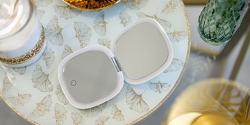 Карманное косметическое зеркало с подсветкой.