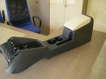 Фольксваген. КОЖАНЫЙ ПОДЛОКОТНИК JETTA 5C ТУННЕЛЬ