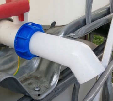 Угловой излив резервуара 1000л кран IBC с клапаном