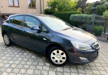 Opel Astra J Hatchback 5d 1.4 Twinport ECOTEC 100KM 2010 Opel Astra 1.4 benzyna 1 wlasciciel Serwisowany 1.4 Benzyna 100KM