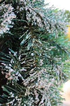 Дверной венок Алмазная сосна, засыпанная снегом