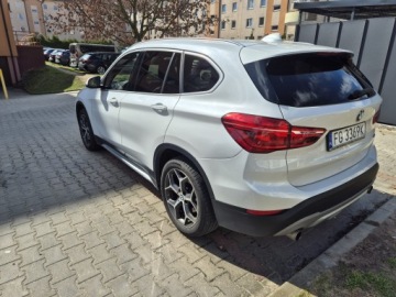 BMW X1 F48 2018 BMW X1 245KM xDrive biała perła, zdjęcie 5
