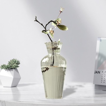 Ваза из прозрачного стекла, настольная ваза в полоску.