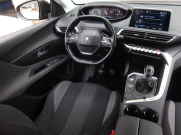 Peugeot 5008 II Crossover Facelifting 1.2 PureTech 130KM 2021 Peugeot 5008 PureTech 130, 7 miejsc, Klima, zdjęcie 6