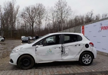 Peugeot 208 I Hatchback 5d Facelifting 1.6 BlueHDi 75KM 2017 Peugeot 208 Diesel Okazja 1.6 Diesel 75KM, zdjęcie 4