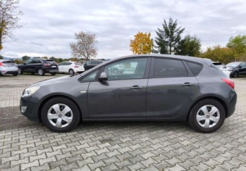 Opel Astra J Hatchback 5d 1.7 CDTI ECOTEC 110KM 2010 Opel Astra Opel Astra 1.7 CDTI Cosmo 1.7 Diesel 110KM, zdjęcie 1