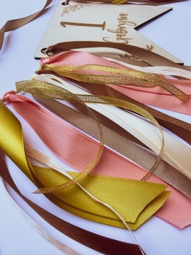 Вымпел с номером на стуле с именем, цветы