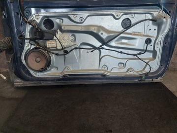 DVEŘE KOMPLETNÍ PRAVÝ PŘEDNÍ VOLKSWAGEN GOLF IV 3D LC5H 1J3837730E