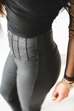 Czarne woskowane spodnie damskie high waist L