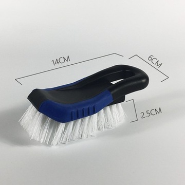 Специальная щетка для чистки автомобильных ковров