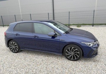 Volkswagen Golf VIII Variant 1.5 eTSI 130KM 2021 Volkswagen Golf 1.5 TSI R-Line 130 KM 2021r Warszawa 1.5 Benzyna