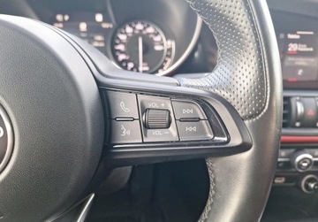 Alfa Romeo Giulia II Sedan Facelifting 2.0 Turbo 280KM 2021 Alfa Romeo Giulia 2.0 280KM 4x4 Q4 Czerwona Skora Kamera Szyberdach ElekrP, zdjęcie 19